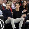 Joel Kinnaman et Olivia Munn au Madison Square Garden à New York le 12 février 2014.