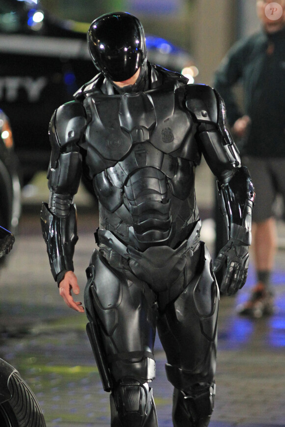 Joel Kinnaman dans le costume de RoboCop à Vancouver, le 11 mai 2013.