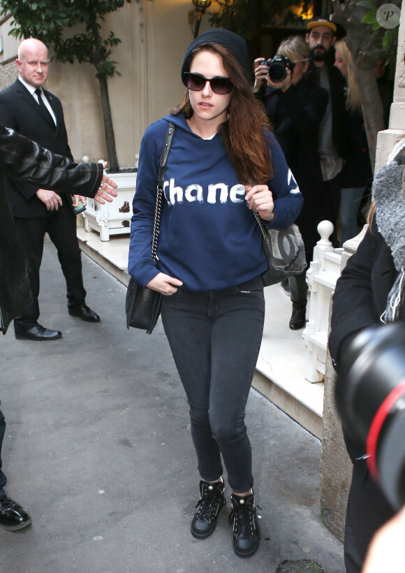 Kristen Stewart a quitté son hôtel pour aller faire un shooting photo dans les studios de Karl Lagerfeld à Paris. Le 4 février 2014
