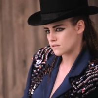 Kristen Stewart : Mystérieuse et rock en égérie Chanel