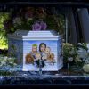 Cercueil de Peaches Geldof (décoré d'une peinture représentant Peaches avec sa famille et ses chiens) lors des obsèques de Peaches Geldof, décédée à l'âge de 25 ans, en l’église de "St Mary Magdalene and St Lawrence" dans le village de Davington en Angleterre, le 21 avril 2014.
