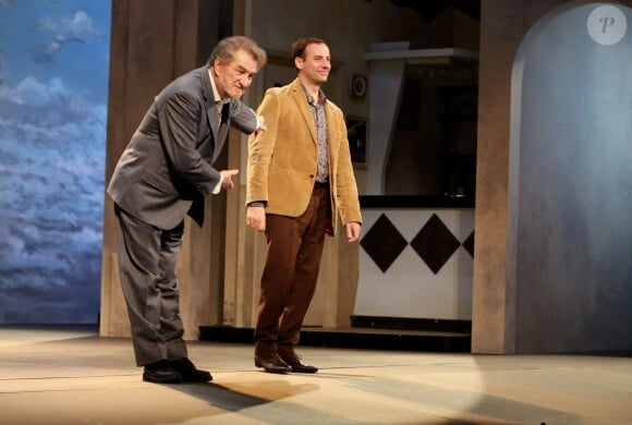 Exclusif - Eddy Mitchell et Fred Testot sur la scène du Théâtre de Paris, dans une pièce mise en scène par Stéphane Hillel, "Un singe en hiver" à Paris le 1er avril 2014.