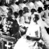 Le mariage religieux en la cathédrale de Monaco de Grace et du prince Rainier III le 19 avril 1956. Grace Kelly, devenue princesse princesse Grace consort de Monaco, porte une robe créée par la costumière Helen Rose et offerte par le studio avec lequel elle est sous contrat, la Metro-Goldwyn Mayer