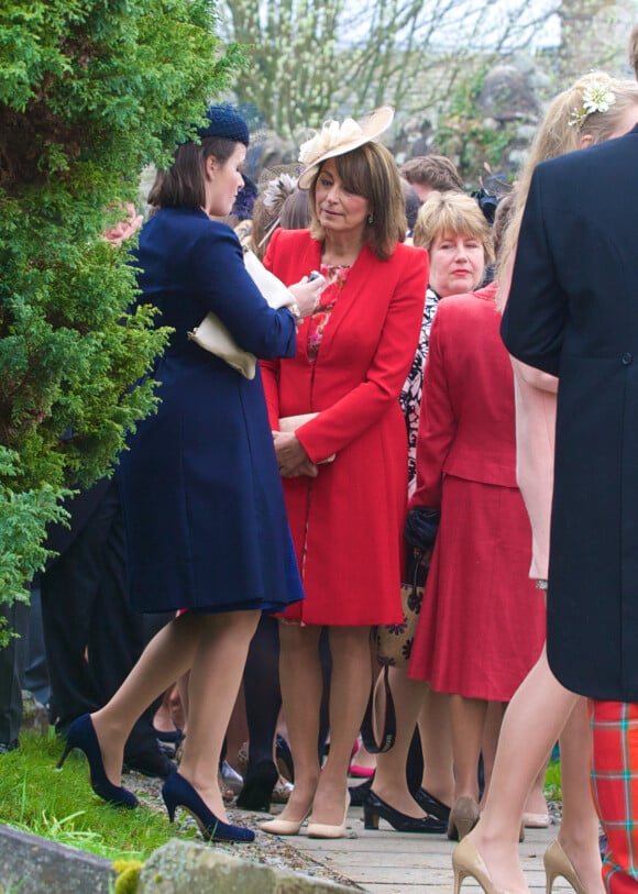 Carole Middleton était superbe en rouge et beige au mariage de Rowena Macrae, très bonne amie de sa fille Pippa, et Julian Osborne à Pertshire, en Ecosse, le 26 avril 2014.