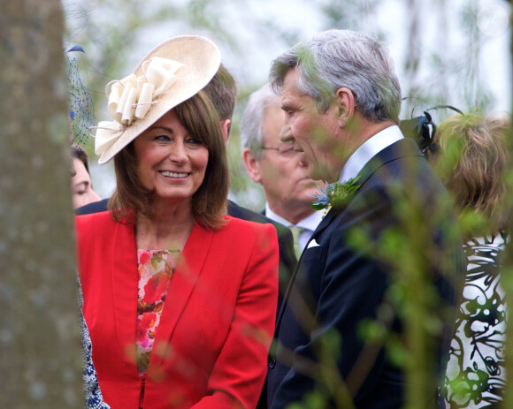 Carole Middleton et son mari Michael au mariage de Rowena Macrae, très bonne amie de leur fille Pippa, et Julian Osborne à Pertshire, en Ecosse, le 26 avril 2014.