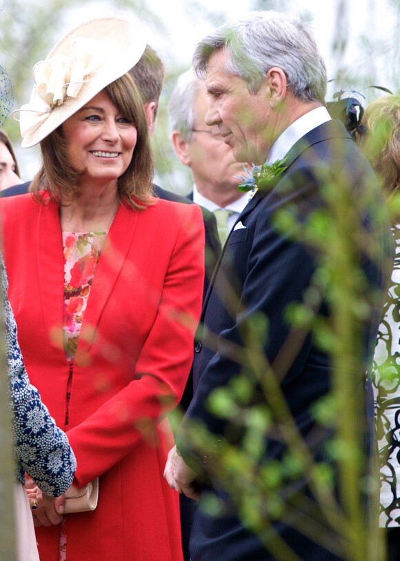 Carole Middleton et son mari Michael au mariage de Rowena Macrae, très bonne amie de leur fille Pippa, et Julian Osborne à Pertshire, en Ecosse, le 26 avril 2014.