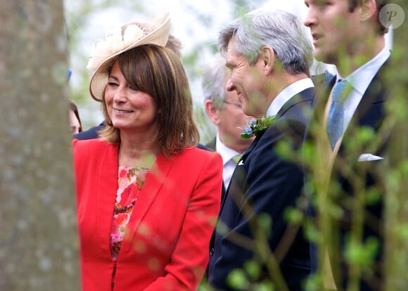 Carole Middleton et son mari Michael au mariage de Rowena Macrae, très bonne amie de leur fille Pippa, et Julian Osborne à Pertshire, en Ecosse, le 26 avril 2014.