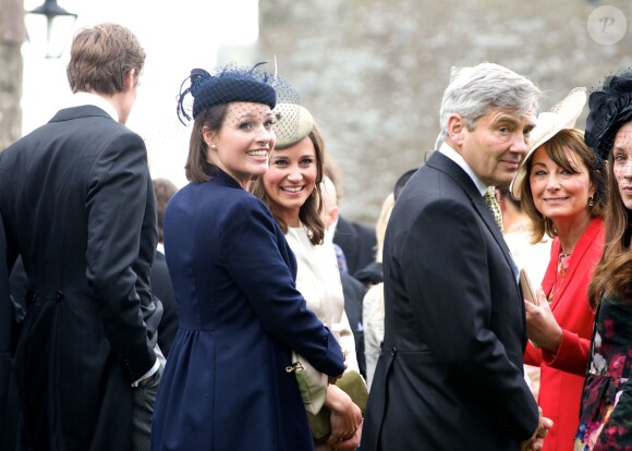 Pippa Middleton a assisté avec son petit ami Nico Jackson (de dos) et ses parents Carole et Michael au mariage de Rowena Macrae, sa très bonne amie depuis l'école de cuisine The Grange, et Julian Osborne, qui a eu lieu à Pertshire, en Ecosse, le 26 avril 2014.