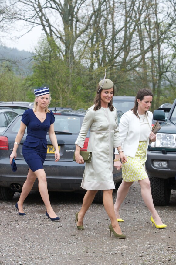 Pippa Middleton prenait part - en robe Suzannah vert olive - au mariage de Rowena Macrae, sa très bonne amie depuis l'école de cuisine The Grange, et Julian Osborne, qui a eu lieu à Pertshire, en Ecosse, le 26 avril 2014.