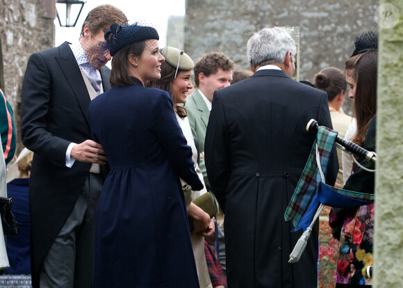 Pippa Middleton a assisté avec son petit ami Nico Jackson et ses parents Carole et Michael au mariage de Rowena Macrae, sa très bonne amie depuis l'école de cuisine The Grange, et Julian Osborne, qui a eu lieu à Pertshire, en Ecosse, le 26 avril 2014.