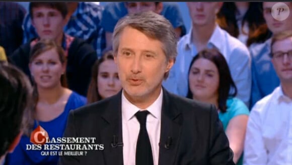 Antoine de Caunes dans Le Grand Journal sur Canal+, le jeudi 1er mai 2014.