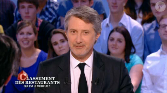Antoine de Caunes dans Le Grand Journal sur Canal+, le jeudi 1er mai 2014.