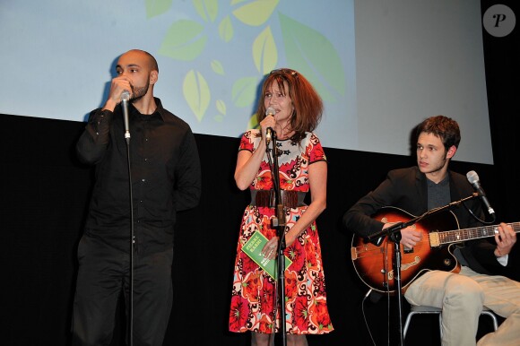 Clémentine Célarié et ses fils Abraham et Balthazar chantent à l'occasion du Festival Atmosphere à Courbevoie, le 2 Avril 2013.