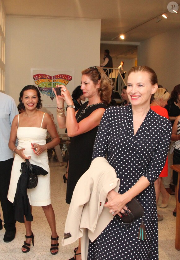 Exclusif - Valérie Trierweiler accompagnée de Saida Jawad et Valérie de Senneville au vernissage de l'exposition de tableaux de Tahar Ben Jelloun à la galerie Tindouf à Marrakech le 26 avril 2014.