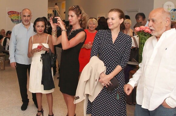 Exclusif - Valérie Trierweiler, Saida Jawad et Valérie de Senneville au vernissage de l'exposition de tableaux de Tahar Ben Jelloun à la galerie Tindouf à Marrakech le 26 avril 2014.