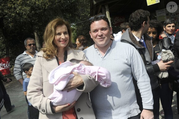 Valérie Trierweiler participe à une chasse aux oeufs de Pâques organisée par le Secours populaire à Angers, le 20 avril 2014.