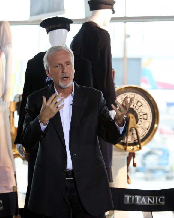 Le réalisateur James Cameron visitant le musée Titanic le 7 septembre 2012