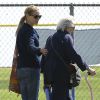 Exclusif - Julia Roberts au parc avec sa mère Betty Lou Motes à Los Angeles, le 13 mars 2014.