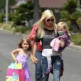  Tori Spelling et ses filles, Stella and Hattie &agrave; Los Angeles, le 12 avril 2014. 