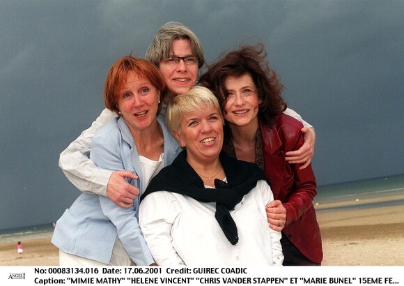 Chris Vander Stappen (en haut) avec Hélène Vincent (à gauche), Marie Bunel (à droite) et Mimie Mathy (au centre), lors du 15e festival du film de Cabourg le 17 juin 2001