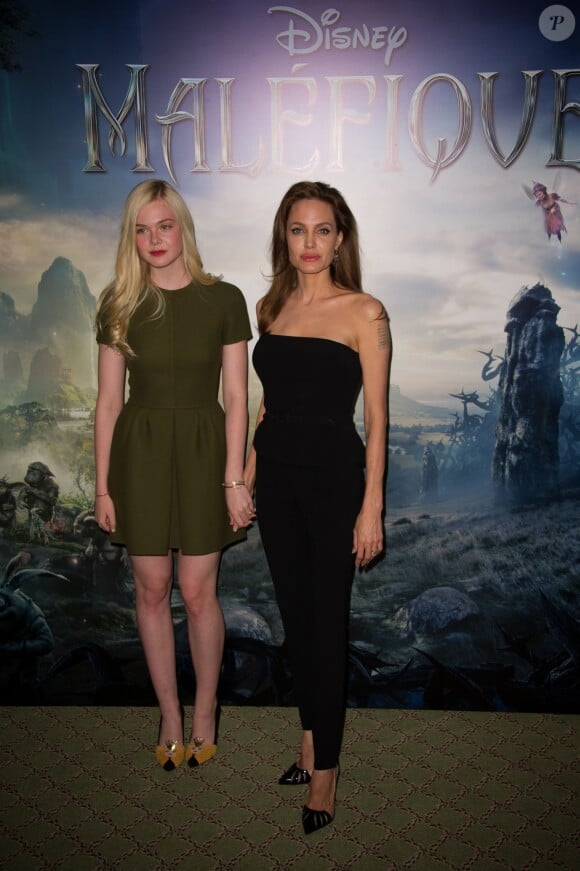 Elle Fanning et Angelina Jolie lors du photocall pour le film "Maléfique" à l'hôtel Bristol, à Paris, le 6 mai 2014