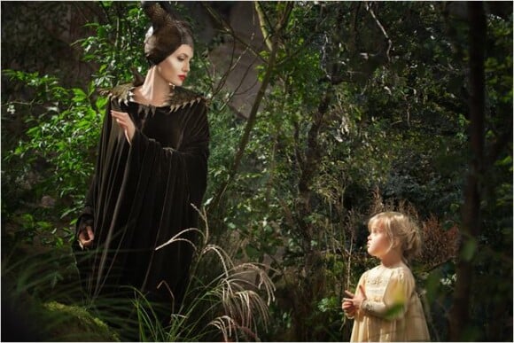 Image du film Maléfique avec Angelina Jolie et sa propre fille, Vivienne Jolie-Pitt qui joue le rôle de la princesse Aurore lorsqu'elle est toute petite