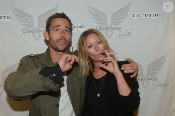 Guillaume Delorme et une amie à la soirée de lancement de la vapoteuse électronique Gleenway à l'hôtel O à Paris, le 6 mai 2014.