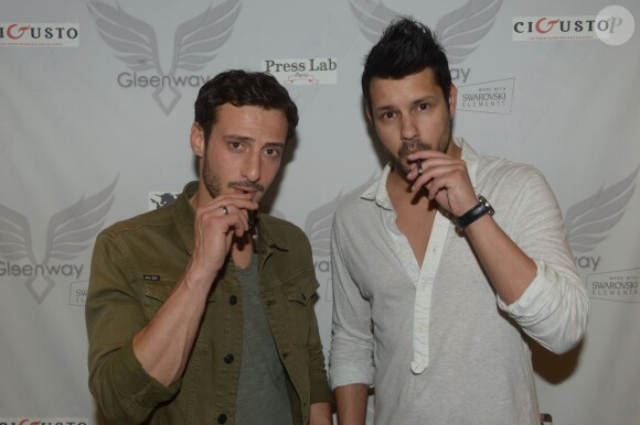 Nicolas Suret et Sebastien Soudais à la soirée de lancement de la vapoteuse électronique Gleenway à l'hôtel O à Paris, le 6 mai 2014.