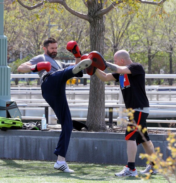 Hugh Jackman s'entraîne avec un coach à la boxe, pour préparer son personnage de Hook dans l'adaptation au cinéma de Peter Pan, à New York, le 7 mai 2014.