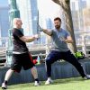 Hugh Jackman s'entraîne avec un coach, entre épée et boxe, pour préparer son personnage de Hook dans l'adaptation au cinéma de Peter Pan, à New York, le 7 mai 2014.