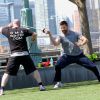 Hugh Jackman s'entraîne avec un coach, entre épée et boxe, pour préparer son personnage de Hook dans l'adaptation au cinéma de Peter Pan, à New York, le 7 mai 2014.
