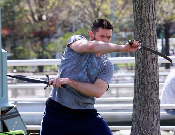 Hugh Jackman s'entraîne au sabre pour préparer son personnage de Hook dans l'adaptation au cinéma de Peter Pan, à New York, le 7 mai 2014.