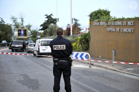 Devant lhôpital l'Archet, où Hélène Pastor a été victime d'une tentative d'assassinat à Nice le 6 mai 2014.