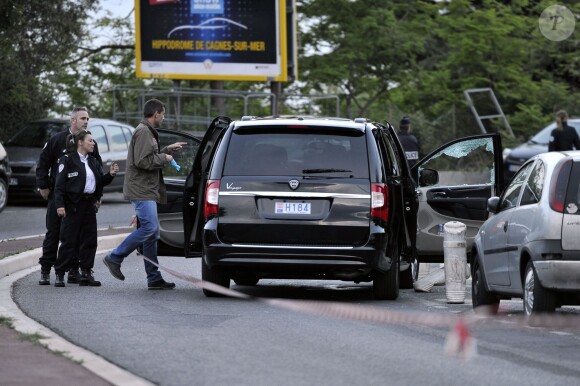 Le Lancia Voyager, où Hélène Pastor, la soeur de Michel Pastor, a été victime d'une tentative d'assassinat à Nice le 6 mai 2014.