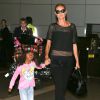 La belle Heidi Klum arrive avec sa fille Lou à l'aéroport LAX de Los Angeles, le jour de son 8ème anniversaire de mariage avec Seal. Le 10 mai 2014.