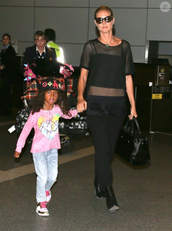 La belle Heidi Klum arrive avec sa fille Lou à l'aéroport LAX de Los Angeles, le jour de son 8ème anniversaire de mariage avec Seal. Le 10 mai 2014.