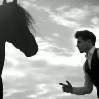 Vincent Niclo : Séduisant dresseur dans le menaçant clip ''Cavaliers''