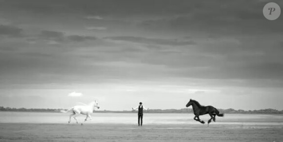 Le chanteur Vincent Niclo dans le clip de Cavaliers, nouvel extrait de l'album Luis.