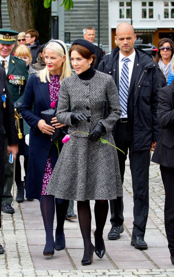 Les princesses héritières Mette-Marit de Norvège et Mary de Danemark, ravies de se retrouver, commémoraient ensemble à Kristiansand (Norvège), le 9 mai 2014, les 150 ans de la bataille d'Héligoland, dernière bataille navale de la marine danoise.