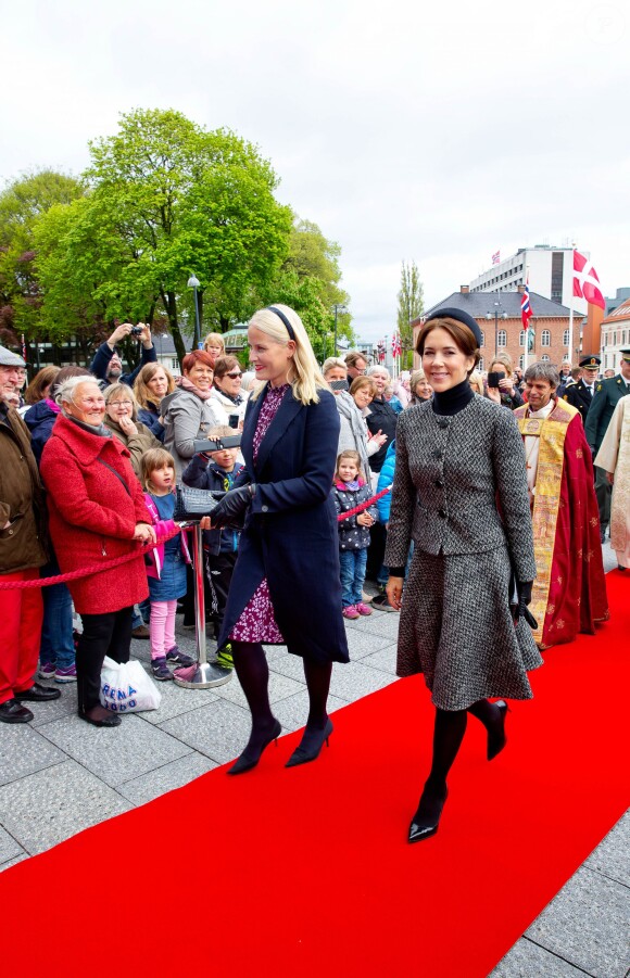 Les princesses héritières Mette-Marit de Norvège et Mary de Danemark ont assisté ensemble à un service en la cathédrale de Kristiansand (Norvège), le 9 mai 2014, pour les 150 ans de la bataille d'Héligoland, dernière bataille navale de la marine danoise.