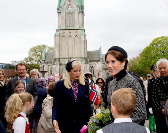 Les princesses héritières Mette-Marit de Norvège et Mary de Danemark ont assisté ensemble à un service en la cathédrale de Kristiansand (Norvège), le 9 mai 2014, pour les 150 ans de la bataille d'Héligoland, dernière bataille navale de la marine danoise.