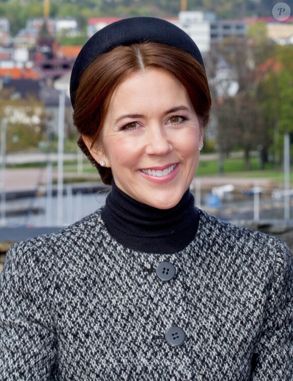 Les princesses héritières Mette-Marit de Norvège et Mary de Danemark, ravies de se retrouver, commémoraient ensemble à Kristiansand (Norvège), le 9 mai 2014, les 150 ans de la bataille d'Héligoland, dernière bataille navale de la marine danoise.