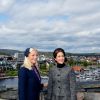 Les princesses héritières Mette-Marit de Norvège et Mary de Danemark ont eu quelques minutes pour discuter en contemplant Kristiansand, le 9 mai 2014, alors qu'elles comméoraient ensemble les 150 ans de la bataille d'Héligoland, dernière bataille navale de la marine danoise.