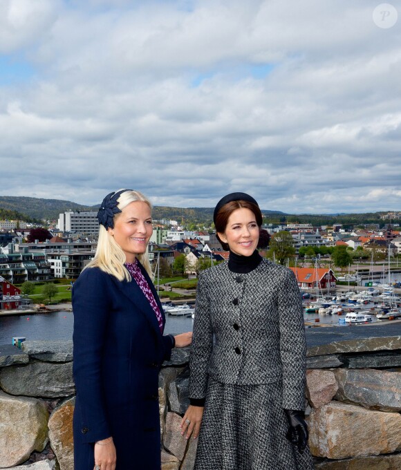 Les princesses héritières Mette-Marit de Norvège et Mary de Danemark ont eu quelques minutes pour discuter en contemplant Kristiansand, le 9 mai 2014, alors qu'elles comméoraient ensemble les 150 ans de la bataille d'Héligoland, dernière bataille navale de la marine danoise.