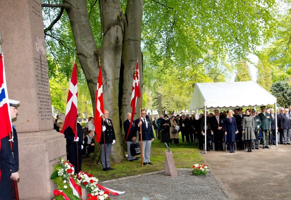 Les princesses héritières Mette-Marit de Norvège et Mary de Danemark, ravies de se retrouver, se sont recueillies ensemble au cimetière maritime de Kristiansand (Norvège), le 9 mai 2014, pour les 150 ans de la bataille d'Héligoland, dernière bataille navale de la marine danoise.