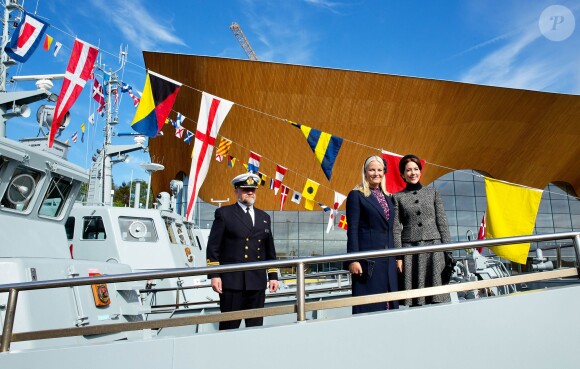 Les princesses héritières Mette-Marit de Norvège et Mary de Danemark, ravies de se retrouver, commémoraient ensemble à Kristiansand (Norvège), le 9 mai 2014, les 150 ans de la bataille d'Héligoland, dernière bataille navale de la marine danoise.