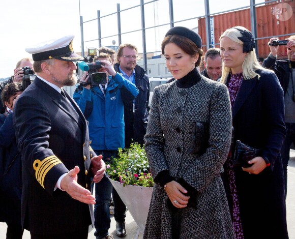 Les princesses héritières Mette-Marit de Norvège et Mary de Danemark, ravies de se retrouver, commémoraient ensemble à Kristiansand (Norvège), le 9 mai 2014, les 150 ans de la bataille d'Héligoland, dernière bataille navale de la marine danoise.