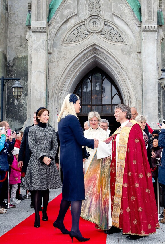 Les princesses héritières Mette-Marit de Norvège et Mary de Danemark ont assisté ensemble à un service en la cathédrale de Kristiansand (Norvège), le 9 mai 2014, pour les 150 ans de la bataille d'Héligoland, dernière bataille navale de la marine danoise.