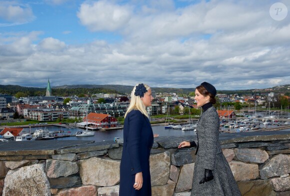 Les princesses héritières Mette-Marit de Norvège et Mary de Danemark ont eu quelques minutes pour discuter en contemplant Kristiansand, le 9 mai 2014, alors qu'elles comméoraient ensemble les 150 ans de la bataille d'Héligoland, dernière bataille navale de la marine danoise.
