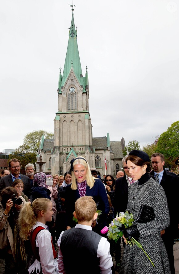 Les princesses héritières Mette-Marit de Norvège et Mary de Danemark ont assisté ensemble à un service en la cathédrale de Kristiansand (Norvège), le 9 mai 2014, pour les 150 ans de la bataille d'Héligoland, dernière bataille navale de la marine danoise.